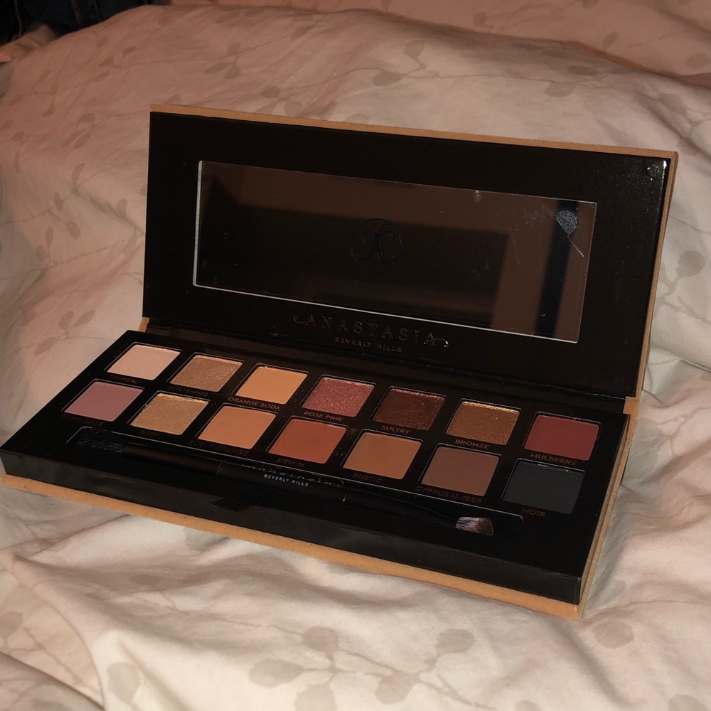 Anastasia Soft Glam pallet